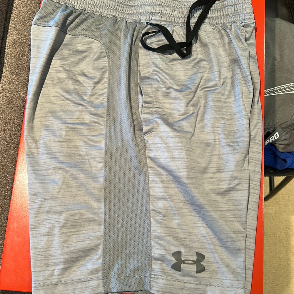 Men’s Under Armour grey heat gear shorts. Size small